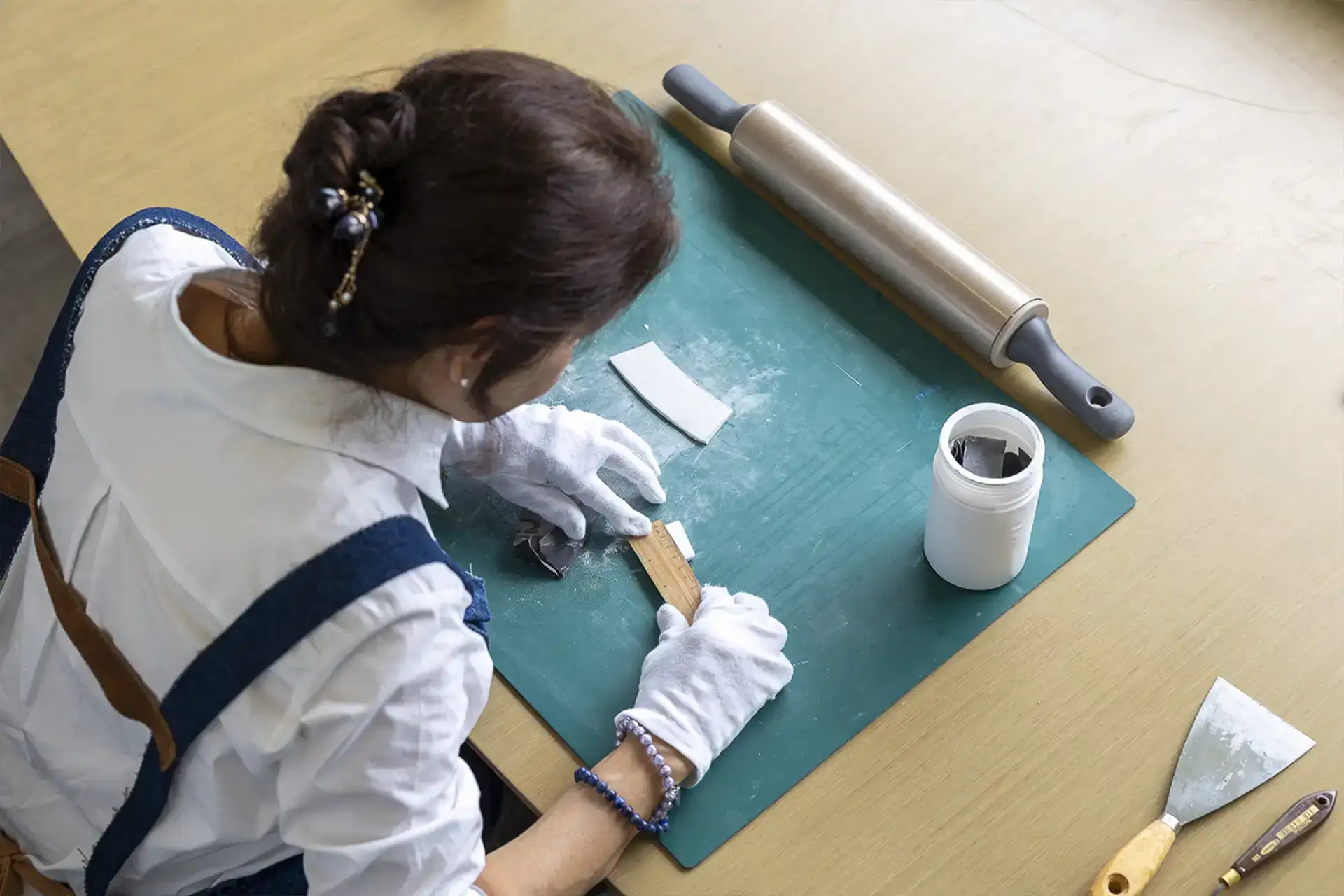 María Florez trabajando en su taller
